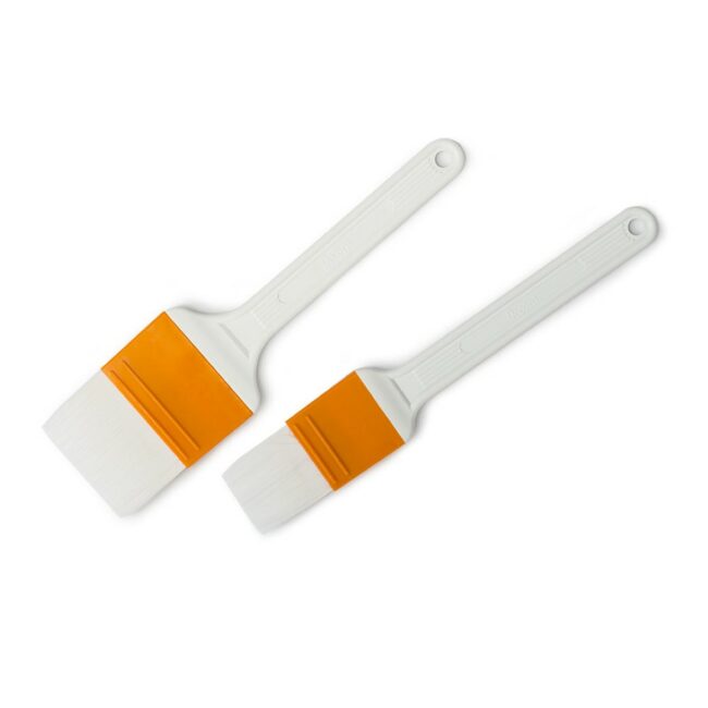 BRUSH WITH POLYESTERE BRISTLES