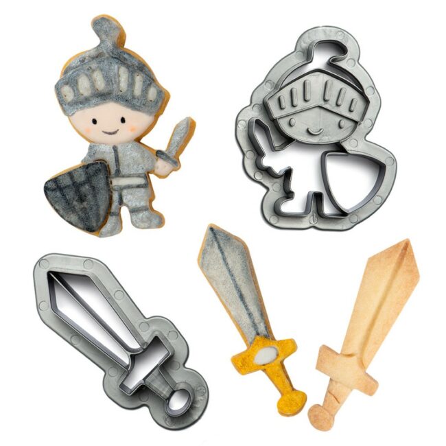 SET OF 2 KING COOKIE CUTTERS PLASTIC