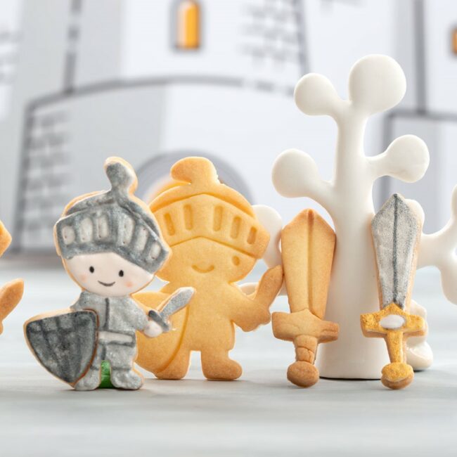 SET OF 2 KING COOKIE CUTTERS PLASTIC - Image 2