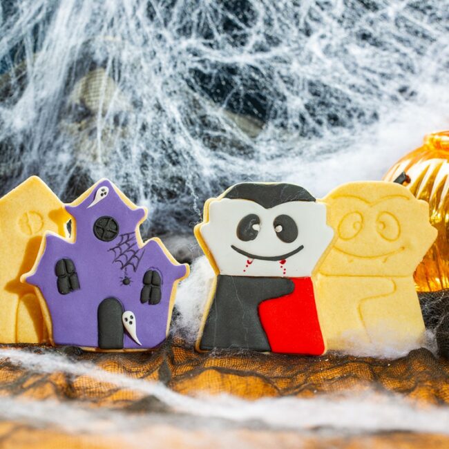 SET OF 2 PLASTIC COOKIE CUTTERS - VAMPIRE - Image 3