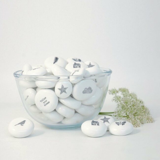 PORCELAIN PEBBLE - FLOWER/ENJOY LITTLE THINGS 3.9X4X1.8CM - Image 3