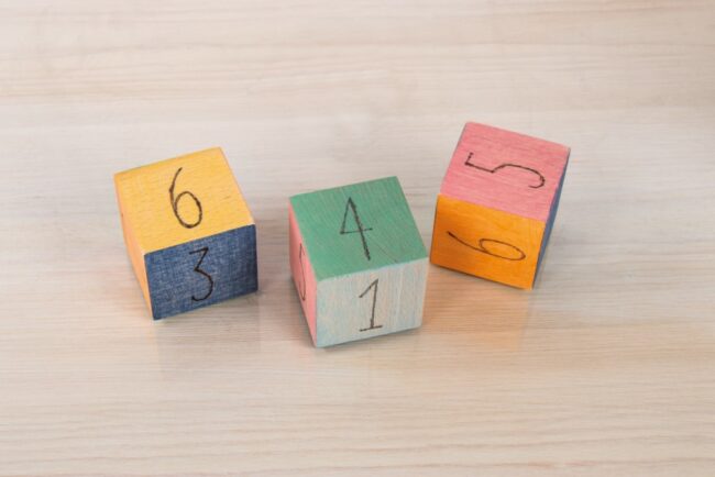 WOODEN DICE NATURAL 4.5X4.5X4.5CM 9PCS - Image 5