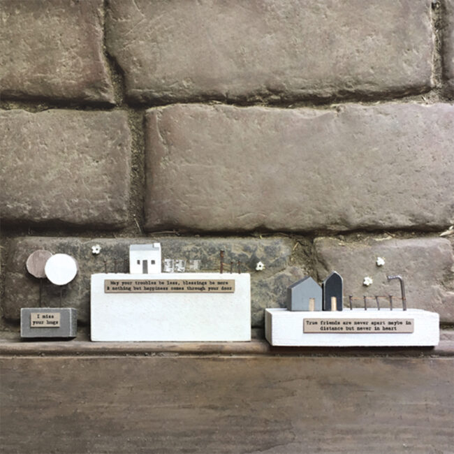SMALL WOODEN SCENE TREES ''I MISS YOUR HUGS'' 3X2X5.5CM - Image 3