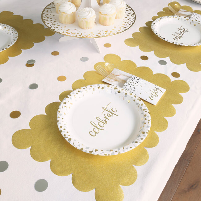PLASTIC PLACEMATS GLITTER SCALLOPED GOLD 8PCS - Image 3
