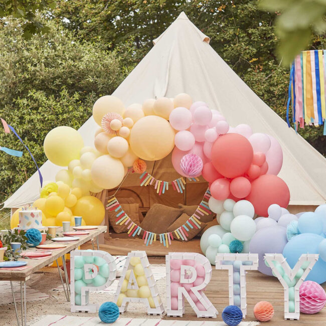 40 BALLOONS CLOUD BACKDROP WHITE WITH MULTICOLOR STREAMERS 20M - Image 3