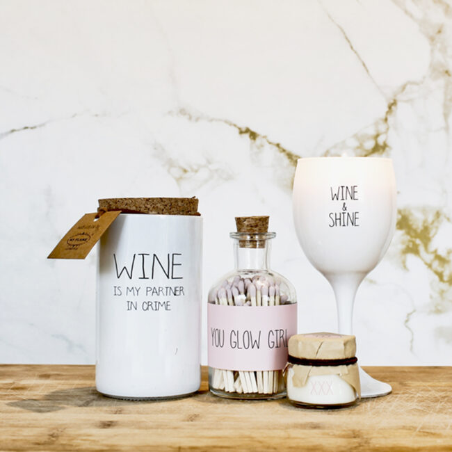 SOY CANDLE 'WINE AND SHINE' FRESH COTTON 7X15CM - Image 3