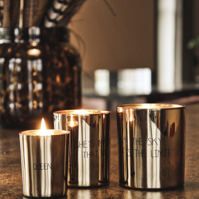 SOY CANDLE 'SHES MAGIC' SILKY TONKA 7X8.5CM - Image 4