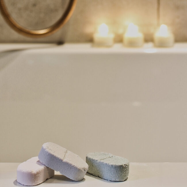 BATH BOMBS 'MAY TROUBLES BUBBLES' MINTY BAMBOO 6,5X13CM - Image 3