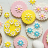 SUGAR DECORATIONS TWO TONE DAISIES YELLOW 6PCS - Image 2