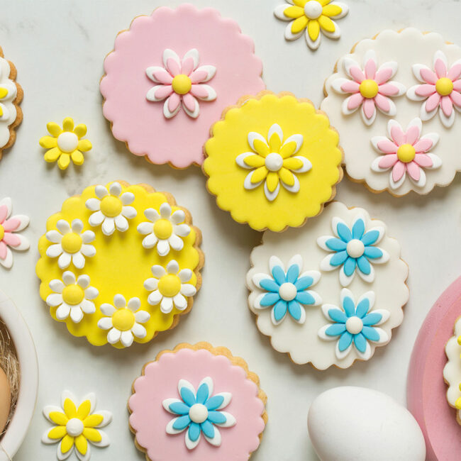 SUGAR DECORATIONS DAISIES YELLOW AND WHITE 15PCS - Image 2