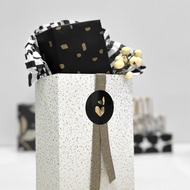 GIFT STICKERS SOLO HEARTS BLACK & GOLD 5CM - Image 3