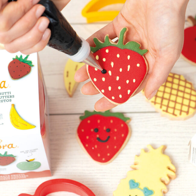 SET OF 2 PINEAPPLE & STRAWBERRY COOKIE CUTTERS - Image 3