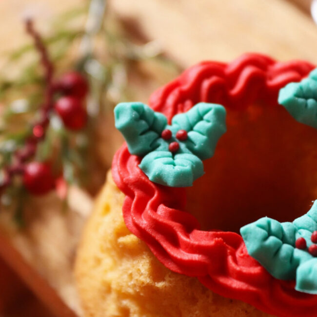 CHRISTMAS JOLLY HOLLY SUGAR DECORATIONS 24PCS - Image 3